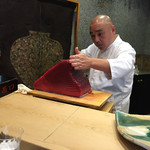 初音鮨 - 珍しく？（笑）、真剣な表情で包丁を入れる親方