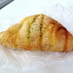 グリーンリーブスモール - ハムチーズパン１４４円（税込）