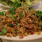 バーン・タム - ネームクルック（タイソーセージと揚げ米のサラダ）