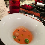 ラトリエ ドゥ ジョエル・ロブション - 冷たいトマトのガスパチョ クルトンを浮かべて お皿も素敵です。