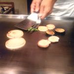 民芸割烹　いなんば - 玉葱、椎茸、ナス、芋？を焼いてるところ