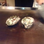 民芸割烹　いなんば - 活鮑を焼いてるところ