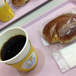 グランドゥ アムール - 再訪11月 クリームパンとコーヒー 両方で280円