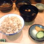 民芸割烹　いなんば - ガーリックライス、お味噌汁、お漬物