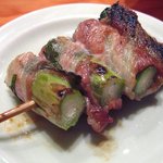 炭火焼との山 - アスパラべーコン