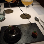 レストランエール - 
      アミューズ　Amuse-bouche　タルトタタン　マカロン　フォアグラのチョコバナナ