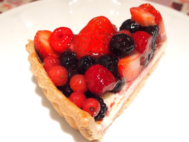 ラフィネクリームと6種類のベリーが美しく美味しい 赤いフルーツのタルト ブレンドコーヒー 1064円 By コネリー キル フェ ボン 青山 Quil Fait Bon 表参道 ケーキ 食べログ ラフィネクリームと6種類のベリーが美しく美味しい 赤いフルーツのタルト ブレンドコーヒー 1064円 By コネリー キル フェ ボン 青山 Quil Fait Bon 表参道 ケーキ 食べログ