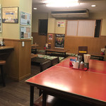 四方平 - テーブルと奥の小上がり。