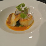 アキヒサ ハンダ - 根室産”柳の舞”と枝幸産”帆立”のポワレ