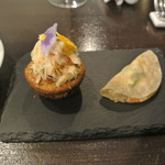 アキヒサ ハンダ - 毛蟹とグリーンオリーヴのファーブルトン　深川産”そば粉”のクレープ　キャビア