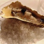 Restaurant27 - ―2016.10.22―
      厚岸産牡蠣のポッシェレモンクリームと牡蠣のジュレキャビア添え。
      キャビアに加えて白キャビアなるもの添えてあるとのこと。
      