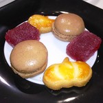 Restaurant27 - ―2016.10.22―
      ハロウィン仕様の小菓子。
      クッキーがそれぞれパンプキン（手前）、お化け（奥）になっている。