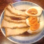 香港麺 新記 - 厚揚げと玉子