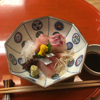 割烹 やました - お造り（まぐろトロ・鯛・カンパチ・剣先いか）
