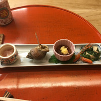 割烹 やました - 先付（いか塩辛？・巻貝煮・いくら醤油漬け・春菊の胡桃和え）