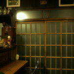 武蔵屋 - 入口の引き戸(カウンター１番奥の席から)