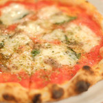 ピッツェリア キアッキェローネ - トマトソース、モッツアレラチーズ＆アンチョビ