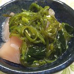 大漁丸 - お通し(マグロとめかぶ)