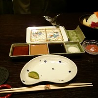 北新地　串かつ凡 - テーブルセッティング　美味しい生野菜に梅肉付けて♪