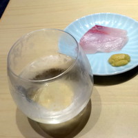 SUSHI TOKYO TEN、 新宿ニュウマン店 - モーニング海鮮丼1,620円につくカンパチ刺身、日高見756円
