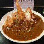 カルダモン． - チキンカツとハムサラダコロッケと海老フライのカレー