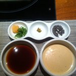 神戸プレジール 本店 - いろいろな薬味♪とくに竹炭の塩はお肉を引き立てます☆