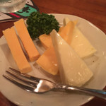 サントリー 愚羅馬亭 - チーズも冷奴もチャームなのだ