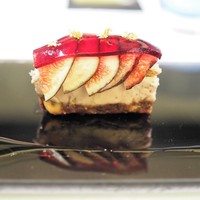 メイ - フォアグラのテリーヌとイチジクのガトー仕立て　ポルトのシート掛け
                