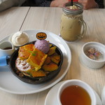 57863970 - ハロウィンパンケーキ＠1280円とアイスマロンミルクティー680円(ともに税抜き)