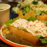 Columbia Harbour House - Lobster Roll ($13.99)、New England Clam Chowder ($6.29)、Broccoli Peppercorn Salad ($9.99)