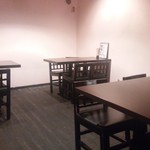 美食鶏 - 奥のテーブル