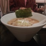 〆で頼んだラーメンです。煮干感は少なめです。