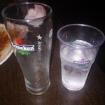 美食鶏 - お冷のプラカップもハイネケン。お冷は入り口でセルフです。