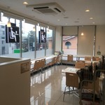 ファミリーマート - 内観写真:イートインスペース