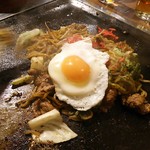 Fuwa Toro Okonomiyaki Tomonja No Mise Aoi Honten - 【9】具沢山焼きそば
                      