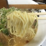 博多ラーメン よかよ - 博多らーめん(700円)麺リフト