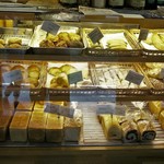 天然酵母のパン オオナミ - 店内の棚＝16年10月