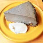 カフェ・ロッタ - 黒ゴマと黒マメのチーズケーキ