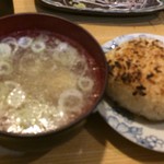 やきとり良太 - 鳥スープと焼きおにぎり
      最近お気に入りの組み合わせ。