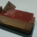 ショコラトリー・パティスリー ソリリテ - 表面は赤く艶やかな紅茶風味のグラサージュ、ソワールルージュ518円