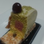 ショコラトリー・パティスリー ソリリテ - 上品なグリオットチェリーのクリームと、サクサクのパフでナッティなピスタチオの風味が活きる