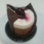 ショコラトリー・パティスリー ソリリテ - 薄いパリパリのダークチョコの中は、キルシュ風味の生クリームと濃厚なチョコクリーム