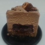 ショコラトリー・パティスリー ソリリテ - ムースの中は赤ワインのジュレと洋梨のコンポート、濃密な無花果のピュレ