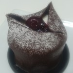 ショコラトリー・パティスリー ソリリテ - スタイリッシュで斬新なデザイン、フォレノワール518円