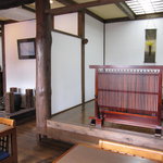 蕎麦貴石 - 衝立の奥は小上り席