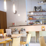 イエローカンパニー - お洒落な店内　カウンター席の先客はヨーダ！？しかもカップルで（笑）