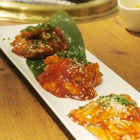 焼肉 433 - 「ホルモン三種盛り」
                  手前側から「サクサクミノ」と「ホルモン」と「上ミノ」