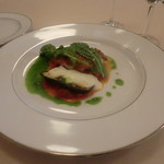 岩井鶏もも肉のポワレ　夏野菜ソースとモッツァレラ