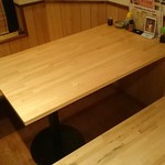 鉄板居酒屋OHANA - ４～５名様向けのテーブル席です。