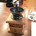 カウンターでは豆を挽かせてくれる